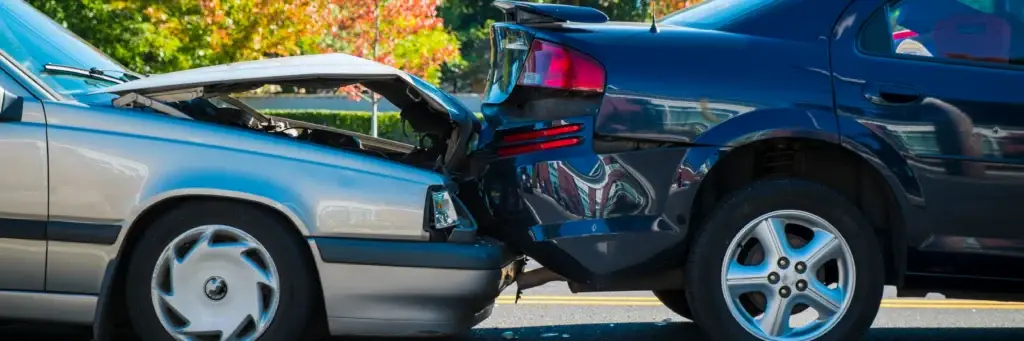 Dos carros involucrados en un choque por detrás.
